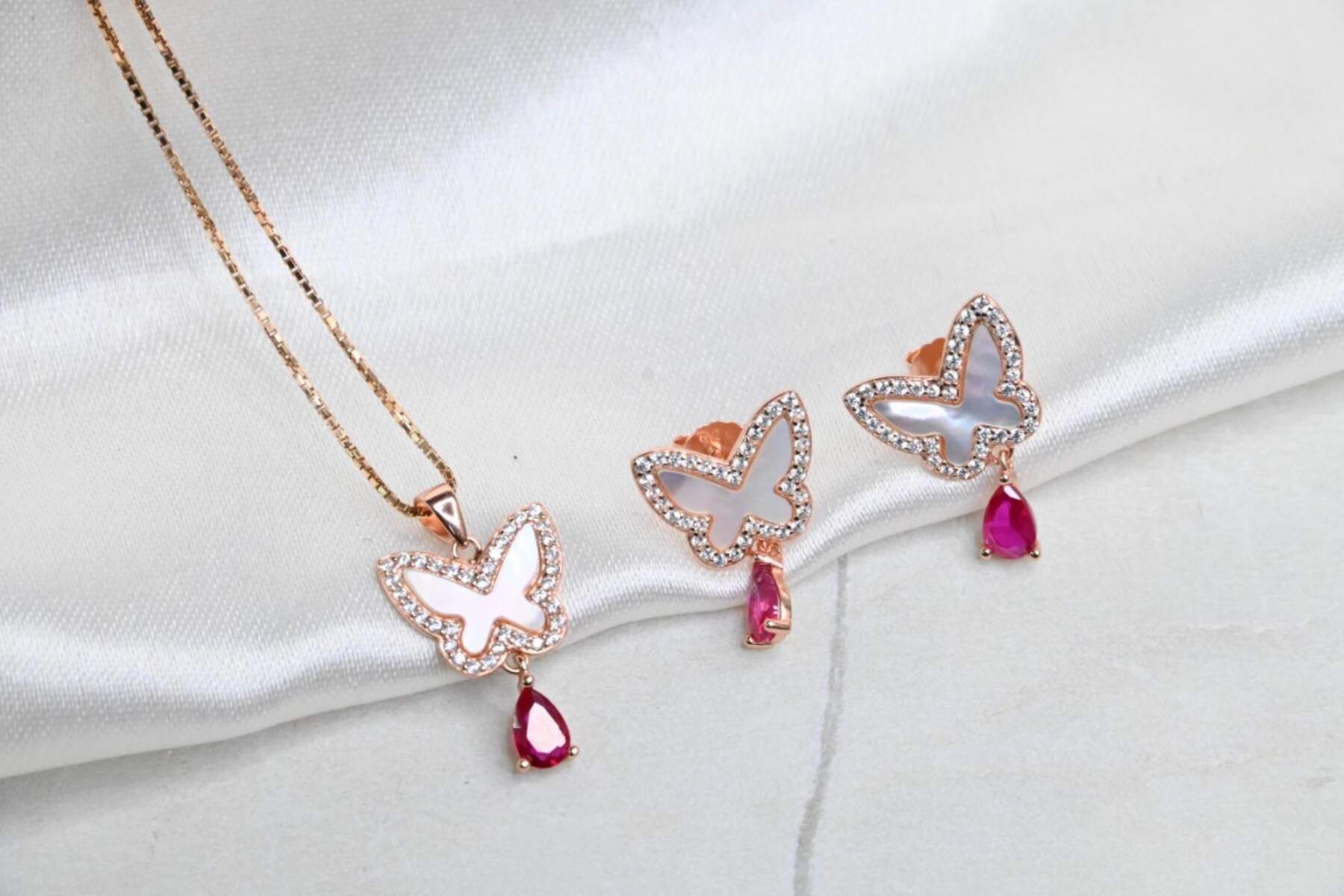 Mop Butterfly Pendent Set