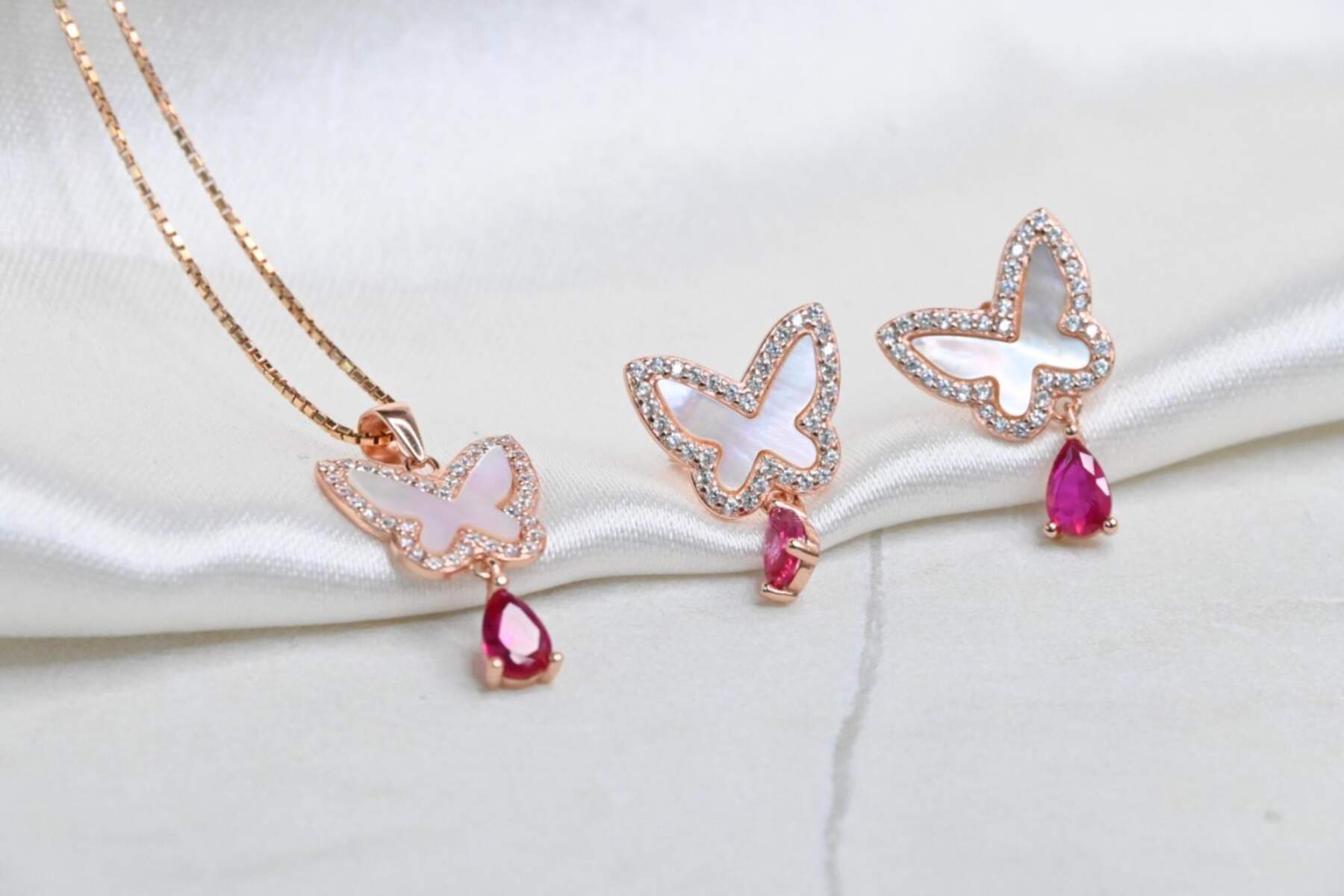 Mop Butterfly Pendent Set